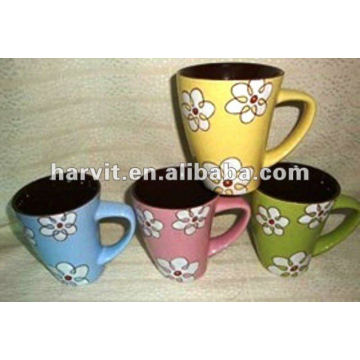 Taza cerámica de 12 onzas con color sólido y decoración